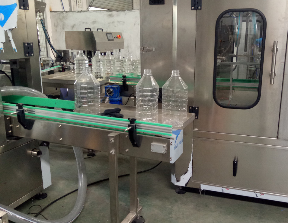 식품 및 음료 산업에서 식용유를 위한 첨단 액체 채용 포장 기계